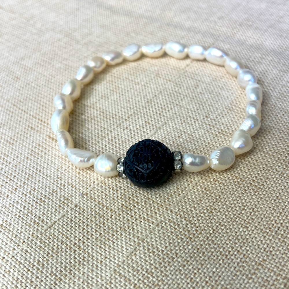Stretch Cultured Pearl bracelet with Black Bead of “Blessing” in Chinese